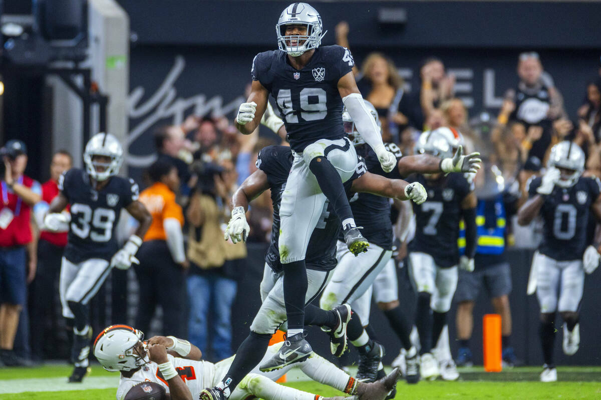 El defensive end de los Raiders Charles Snowden (49) salta en celebración después de atrapar ...