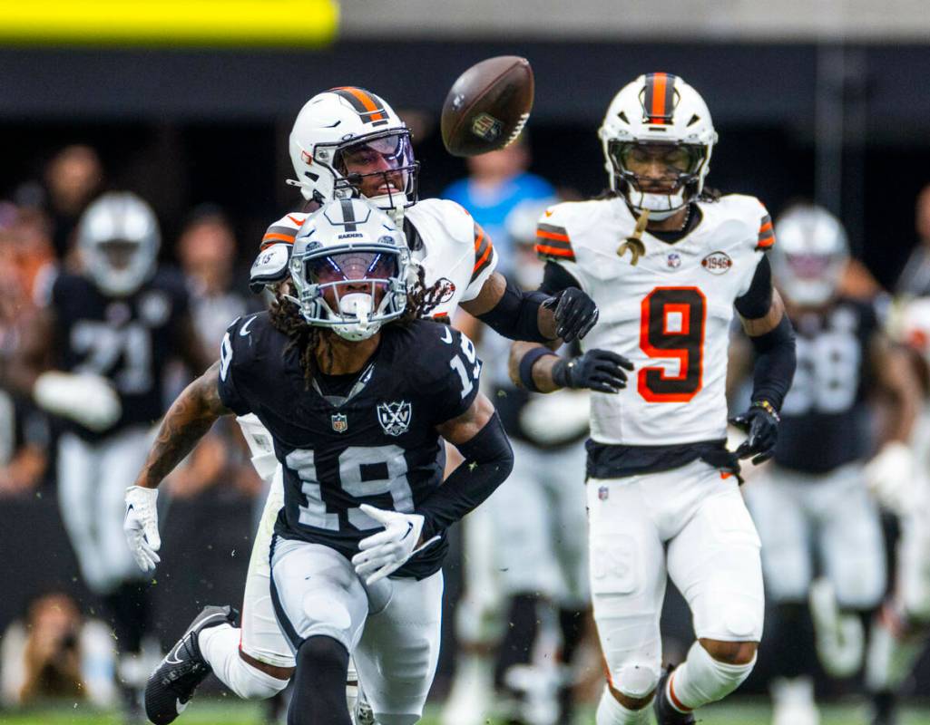 El wide receiver de los Raiders DJ Turner (19) mira un pase largo mientras los defensivos de lo ...