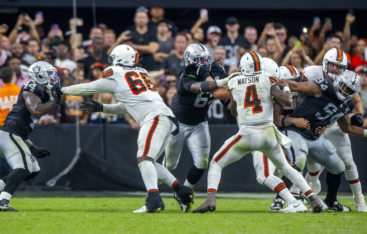 El quarterback de los Cleveland Browns, Deshaun Watson (4), es sacado de la bolsa de protecció ...