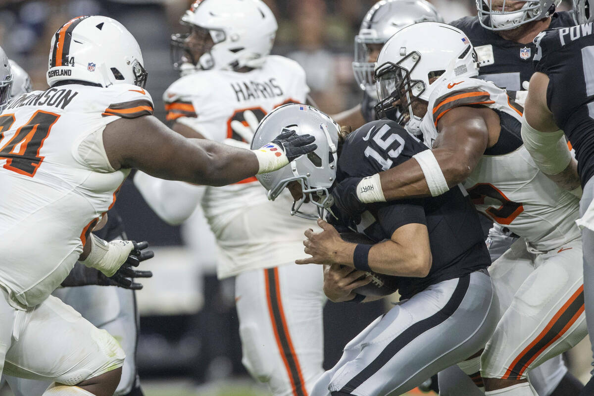 El quarterback de los Raiders, Gardner Minshew (15), es derribado por el defensive end de los C ...