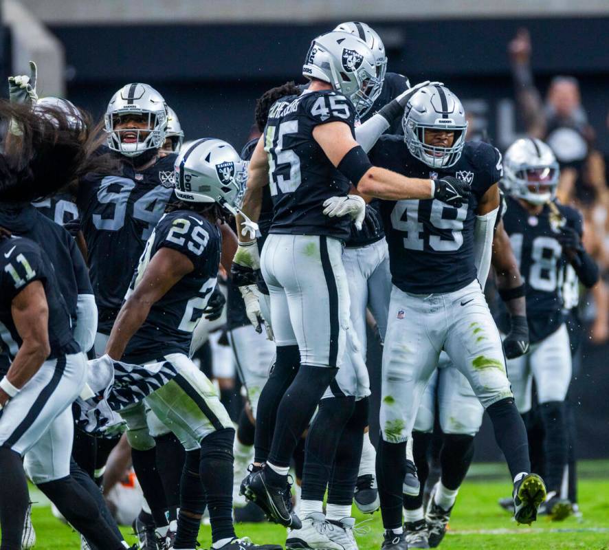 El defensive end de los Raiders Charles Snowden (49) y el llinebacker Tommy Eichenberg (45) cel ...