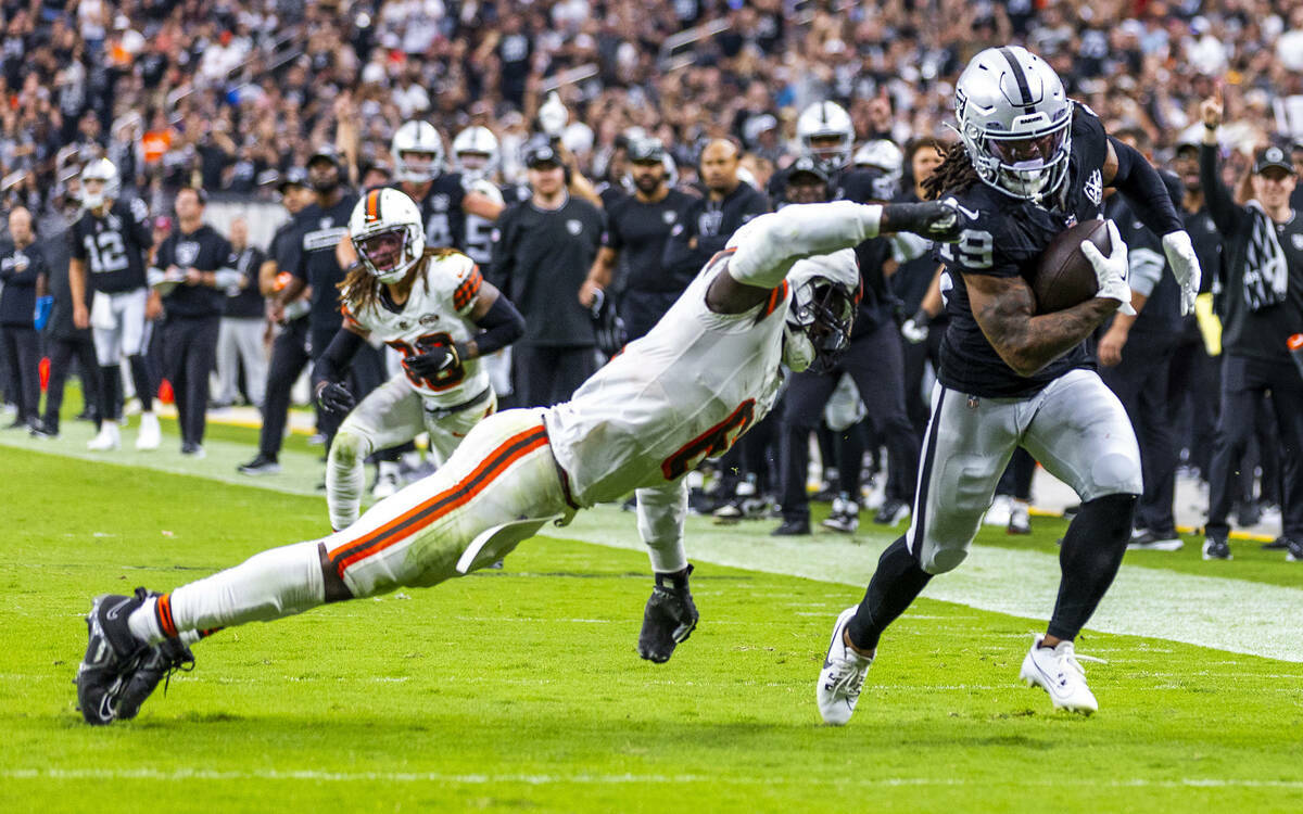 El wide receiver de los Raiders DJ Turner (19) supera a un defensivo de los Cleveland Browns Je ...