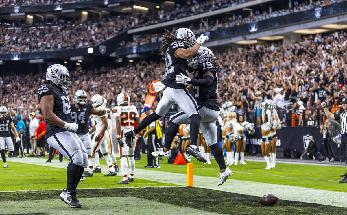 El wide receiver de los Raiders DJ Turner (19) celebra una anotación con el wide receiver de l ...