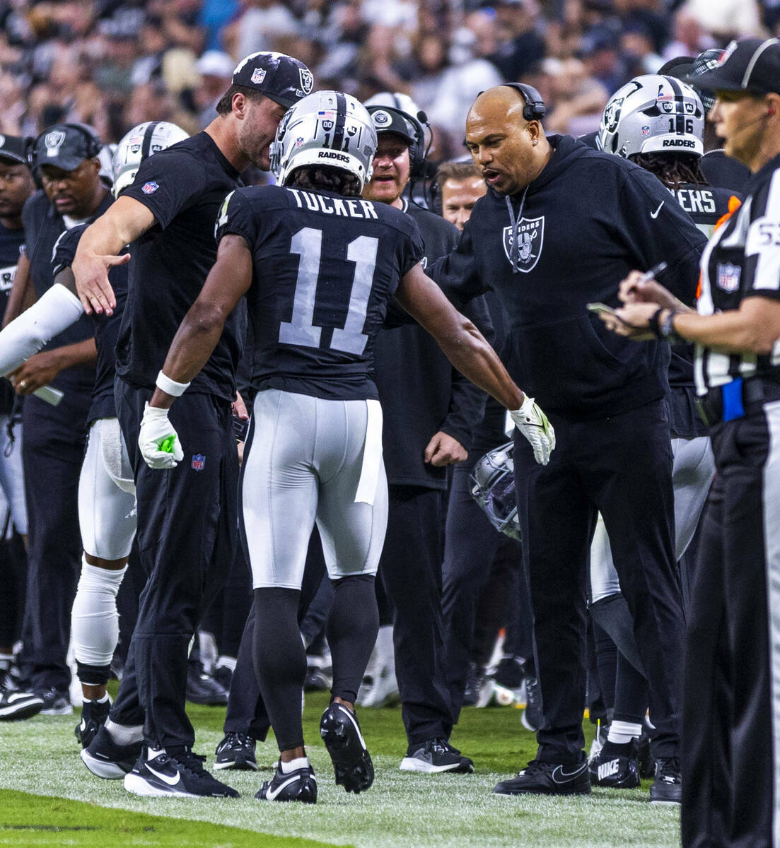 El wide receiver de los Raiders Tre Tucker (11) es felicitado por el entrenador Antonio Pierce ...