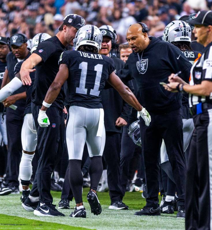 El wide receiver de los Raiders Tre Tucker (11) es felicitado por el entrenador Antonio Pierce ...