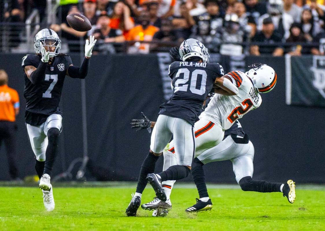 El safety de los Raiders Tre'von Moehrig (7) observa una intercepción mientras el safety Isaia ...