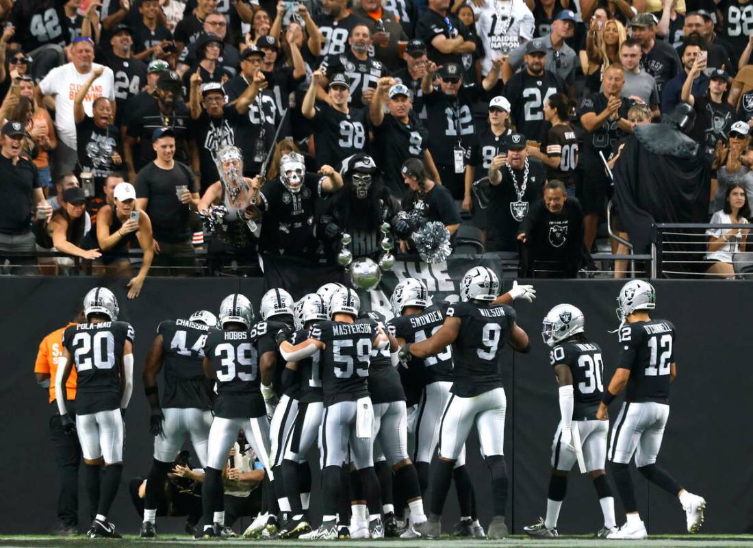 Los jugadores de los Raiders celebran después de que el safety Tre'von Moehrig (7) interceptar ...