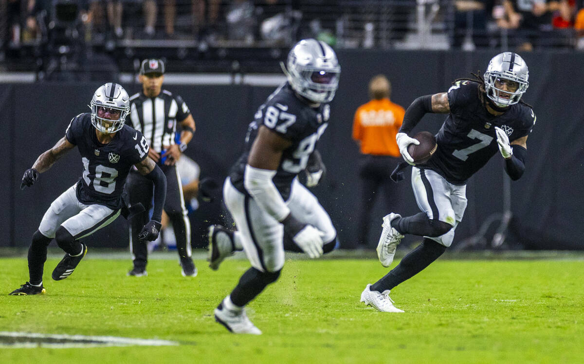 El safety de los Raiders Tre'von Moehrig (7) corre tras una intercepción contra los Cleveland ...