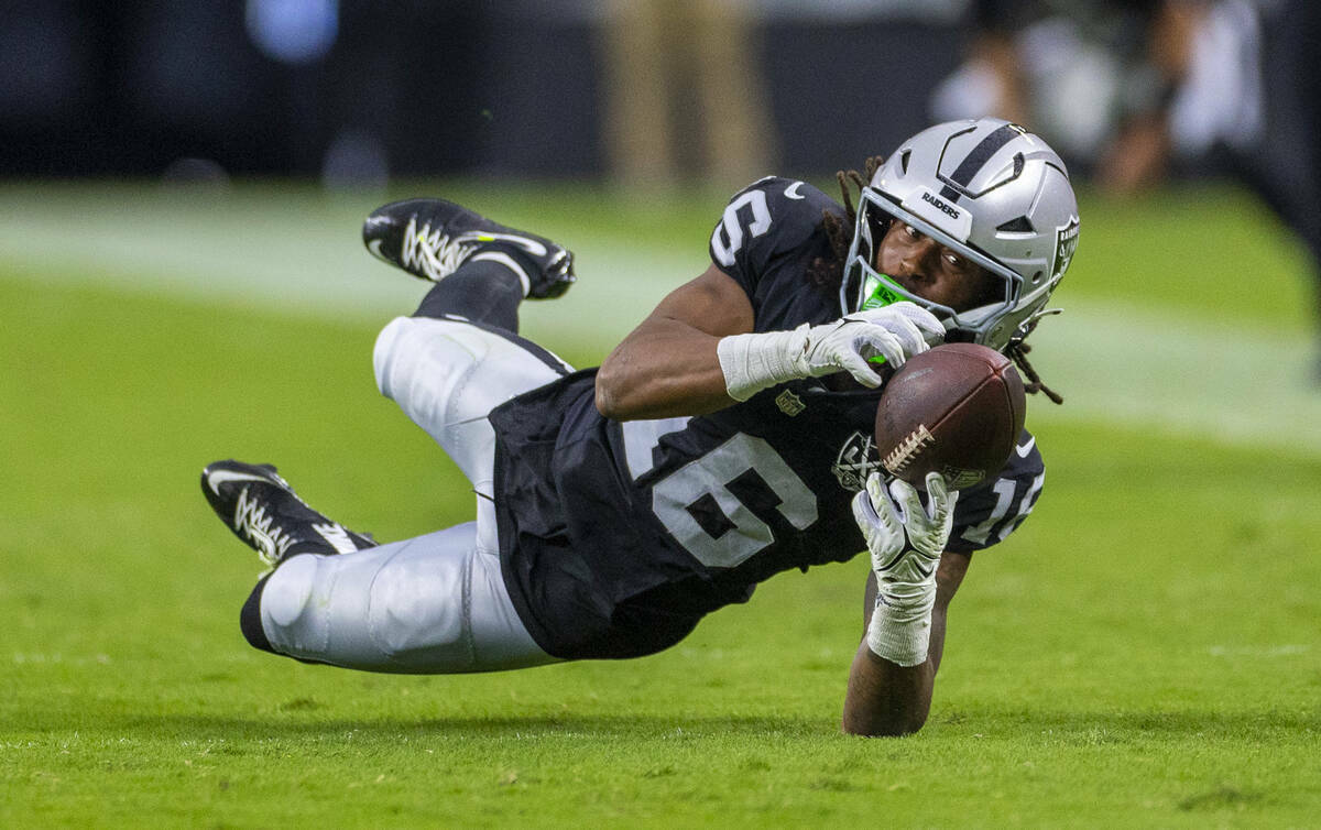 El wide receiver de los Raiders Jakobi Meyers (16) se lanza en un intento de recepción larga c ...