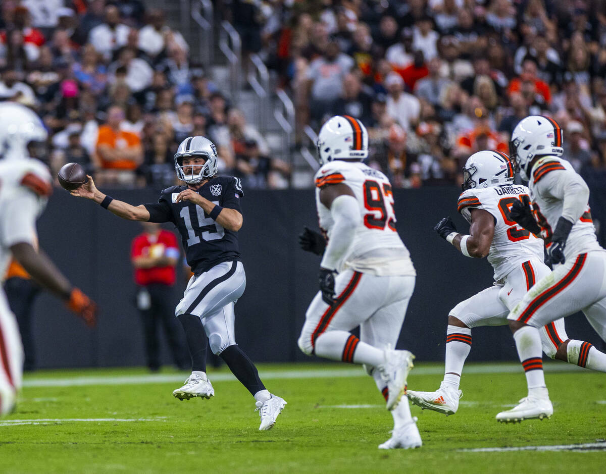 El quarterback de los Raiders Gardner Minshew (15) realiza un pase lateral perseguido por el de ...