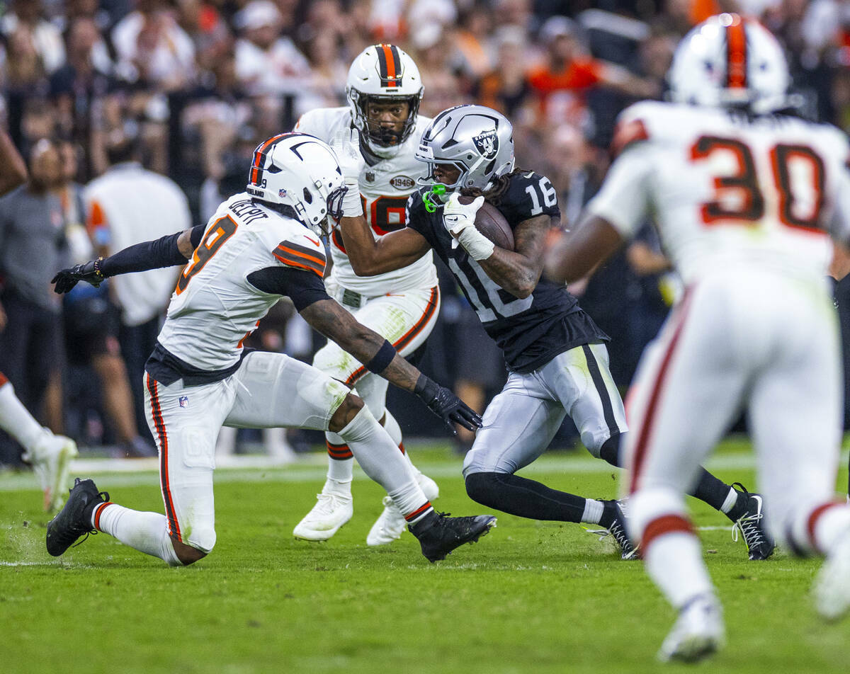 El wide receiver de los Raiders Jakobi Meyers (16) supera al safety de los Cleveland Browns Gra ...