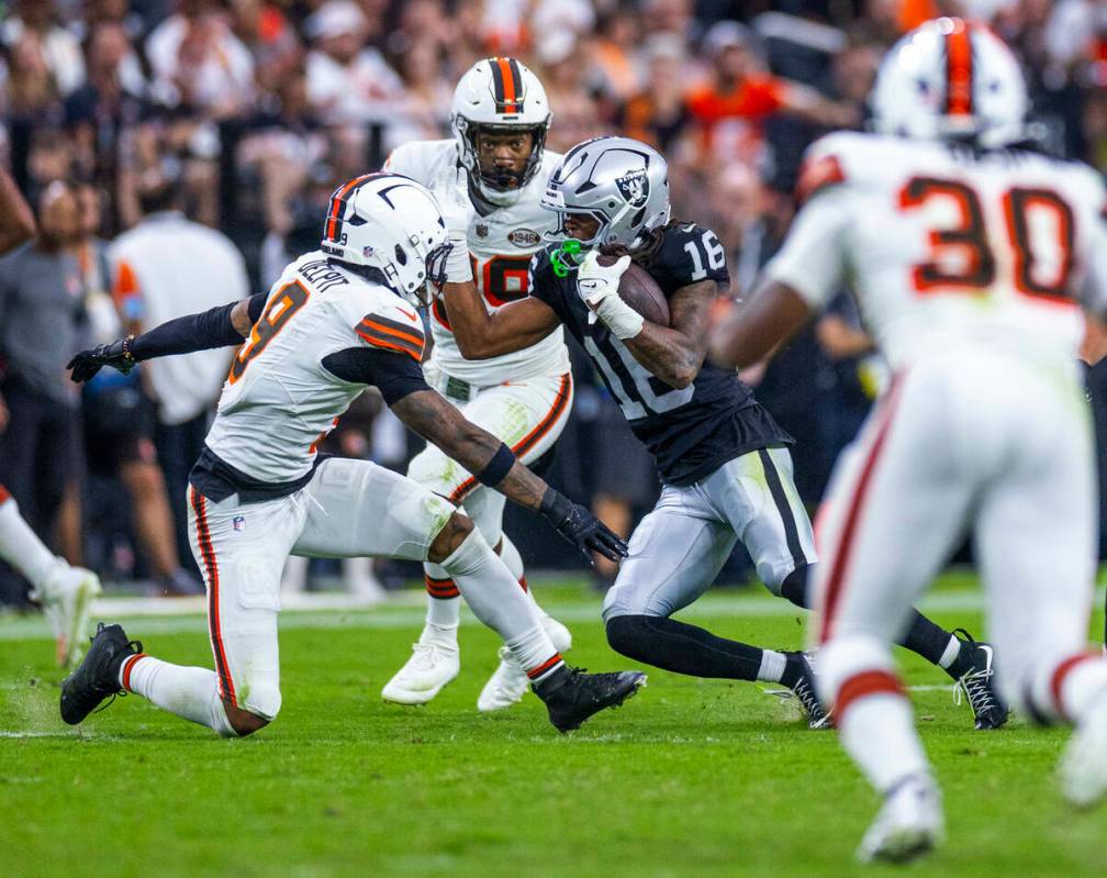 El wide receiver de los Raiders Jakobi Meyers (16) supera al safety de los Cleveland Browns Gra ...