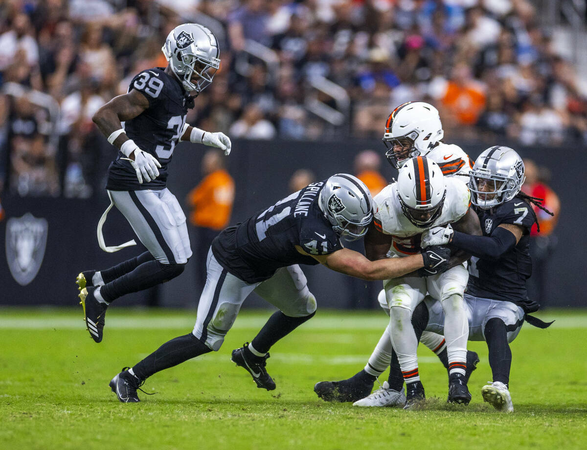 El running back de los Cleveland Browns Jerome Ford (34) es detenido por el safety Tre'von Moeh ...