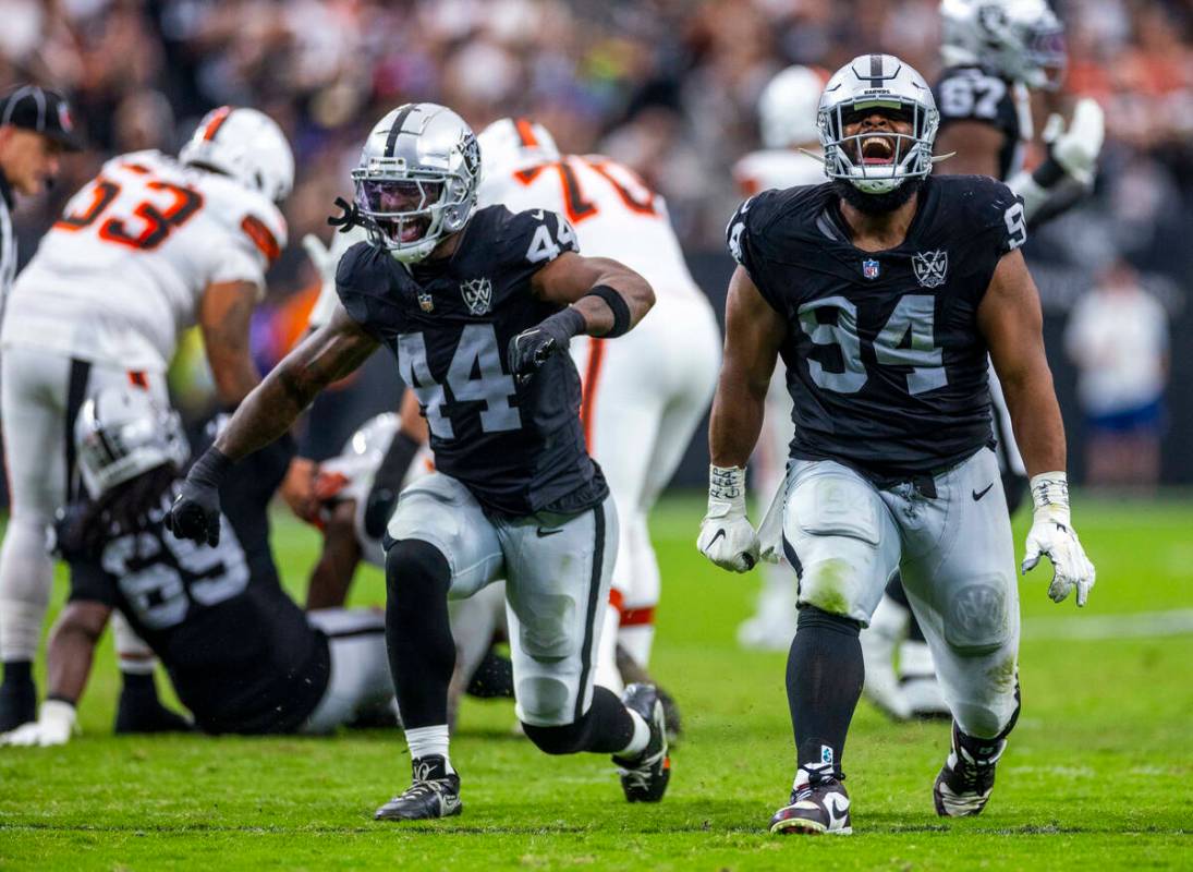 El defensive end K'Lavon Chaisson (44) y el tackle Christian Wilkins (94) de los Raiders celebr ...