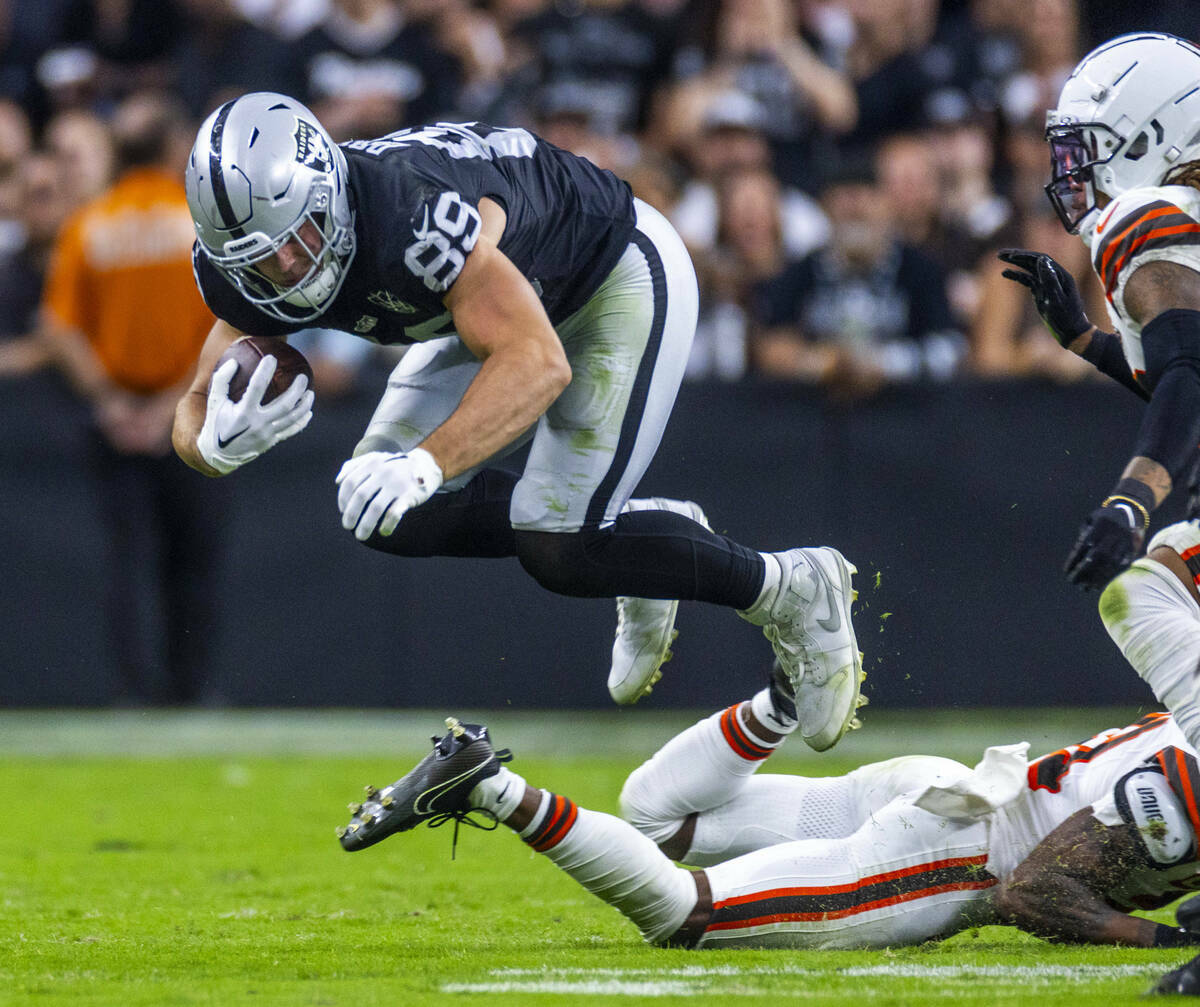 El tight end de los Raiders Brock Bowers (89) es derribado en una tacleada por los Cleveland Br ...