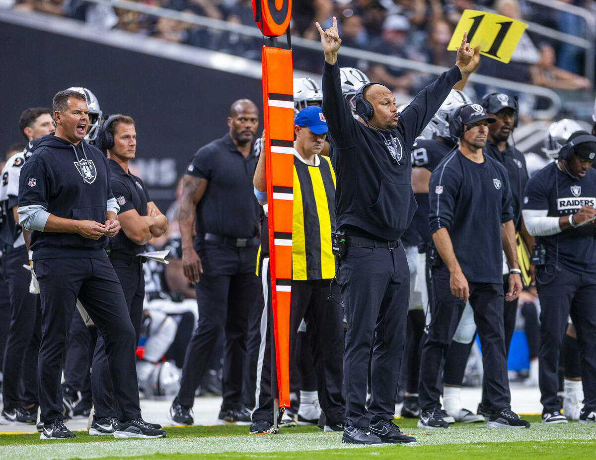 El entrenador de los Raiders, Antonio Pierce, hace señas a los jugadores en el campo durante l ...