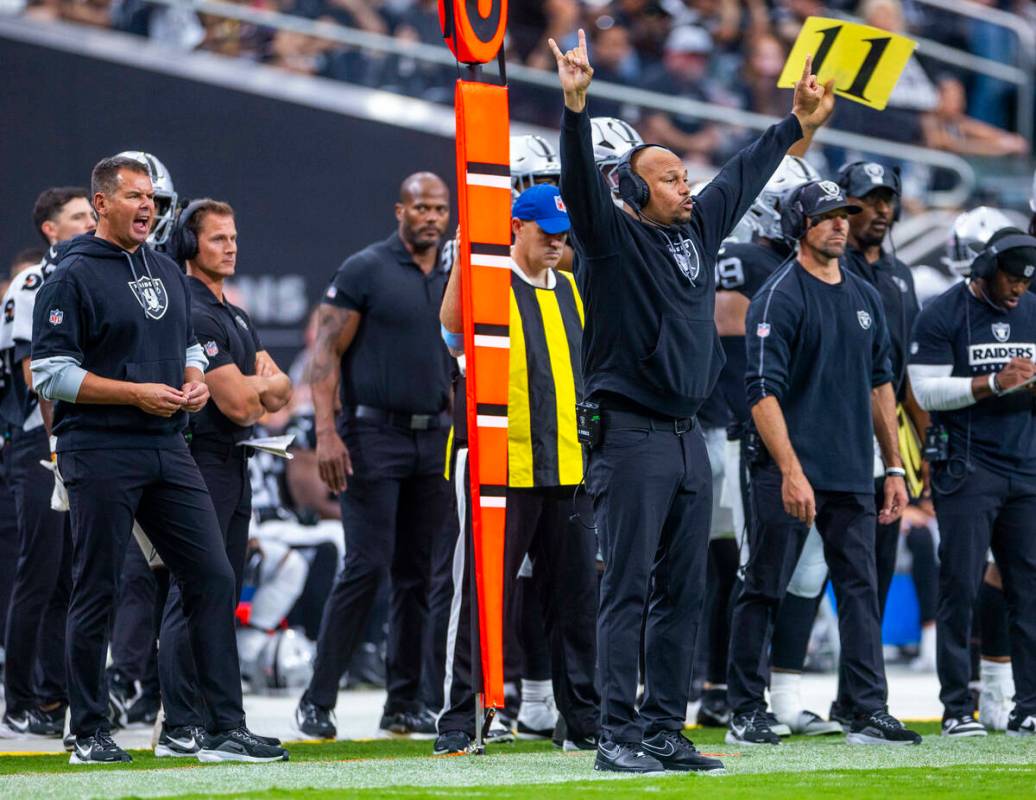 El entrenador de los Raiders, Antonio Pierce, hace señas a los jugadores en el campo durante l ...