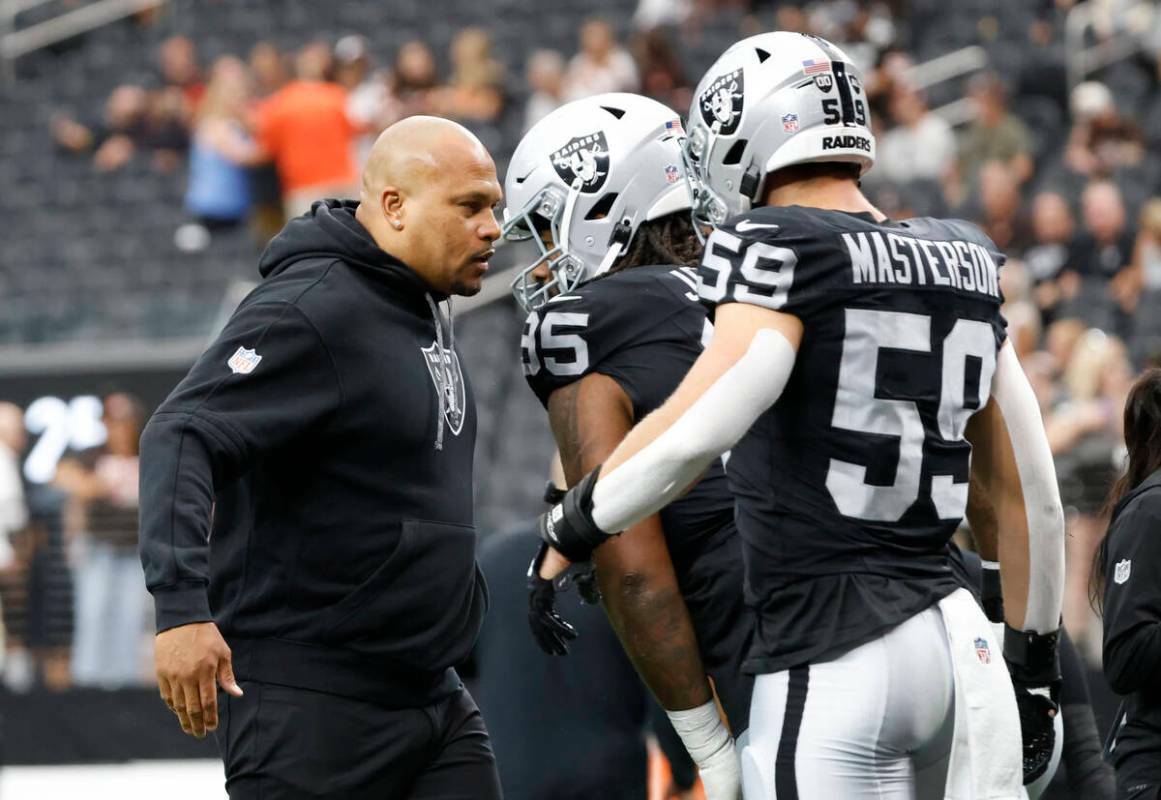 El entrenador en jefe de los Raiders, Antonio Pierce, saluda al tackle defensivo John Jenkins ( ...