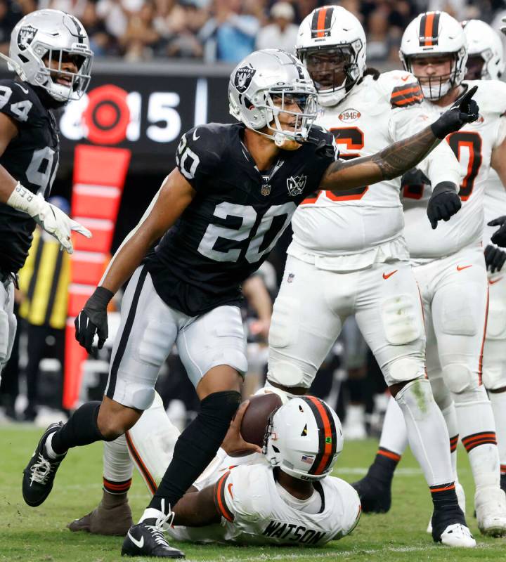 El safety de los Raiders Isaiah Pola-Mao (20) reacciona después de atrapar al quarterback de l ...