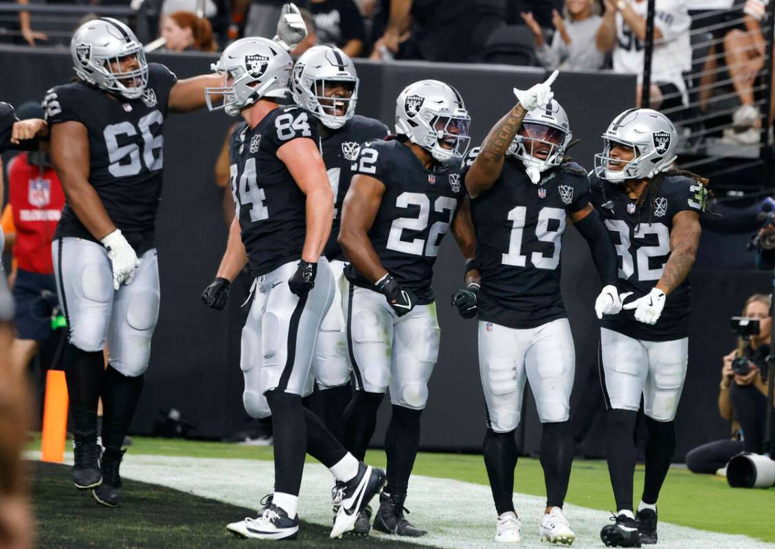 El wide receiver de los Raiders DJ Turner (19) celebra su touchdown contra los Cleveland Browns ...