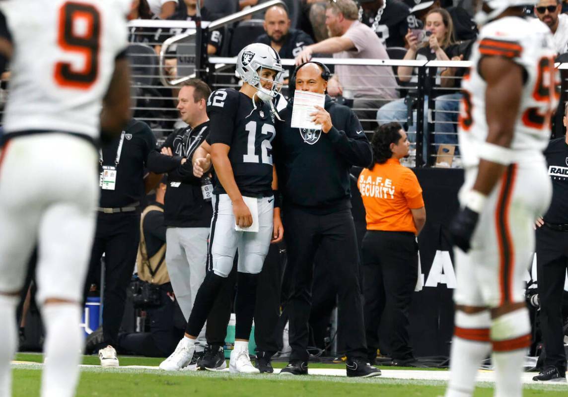 El entrenador de los Raiders, Antonio Pierce, habla con el quarterback Aidan O'Connell (12) en ...