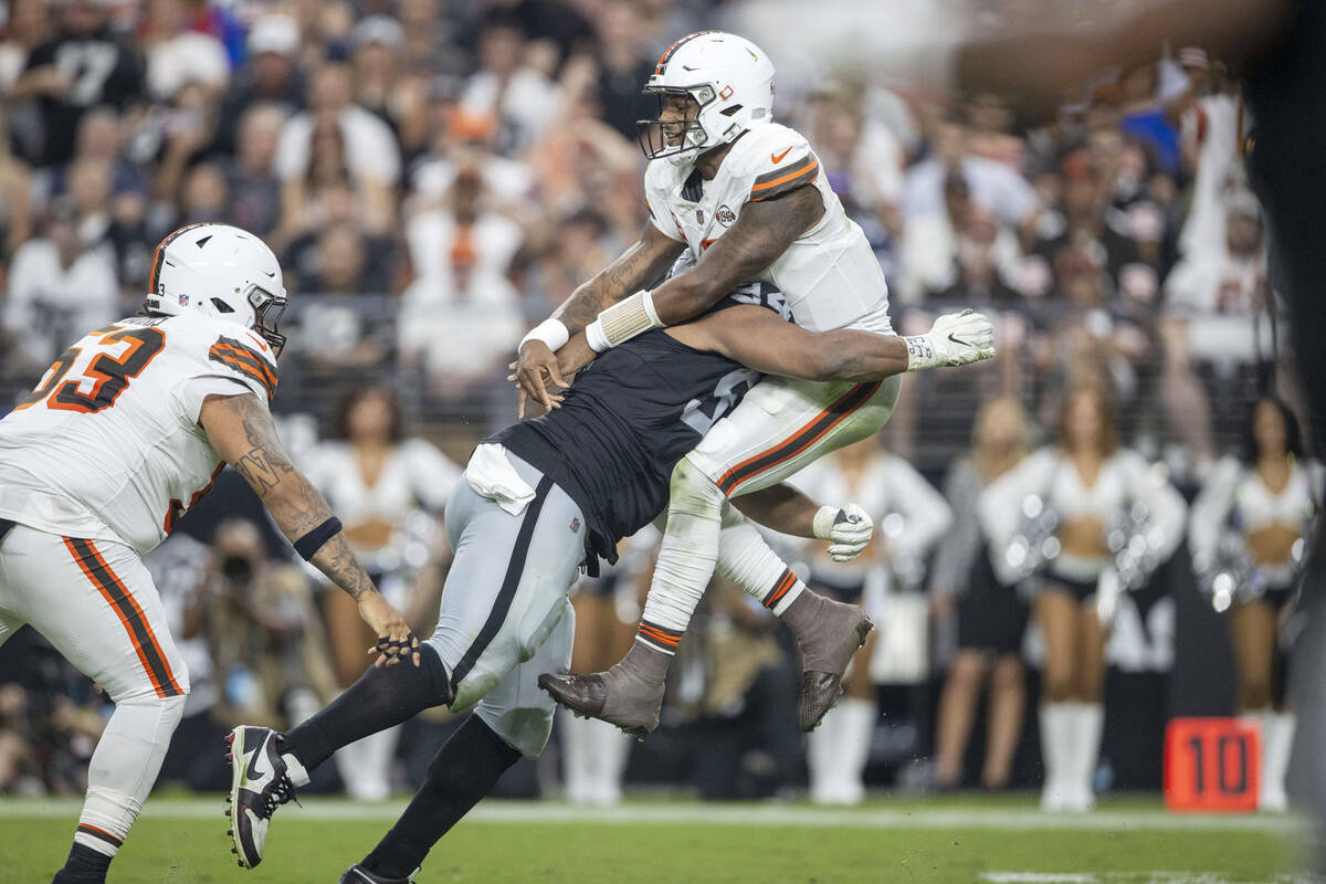 El tackle defensivo de los Raiders Christian Wilkins (94) golpea al quarterback de los Clevelan ...