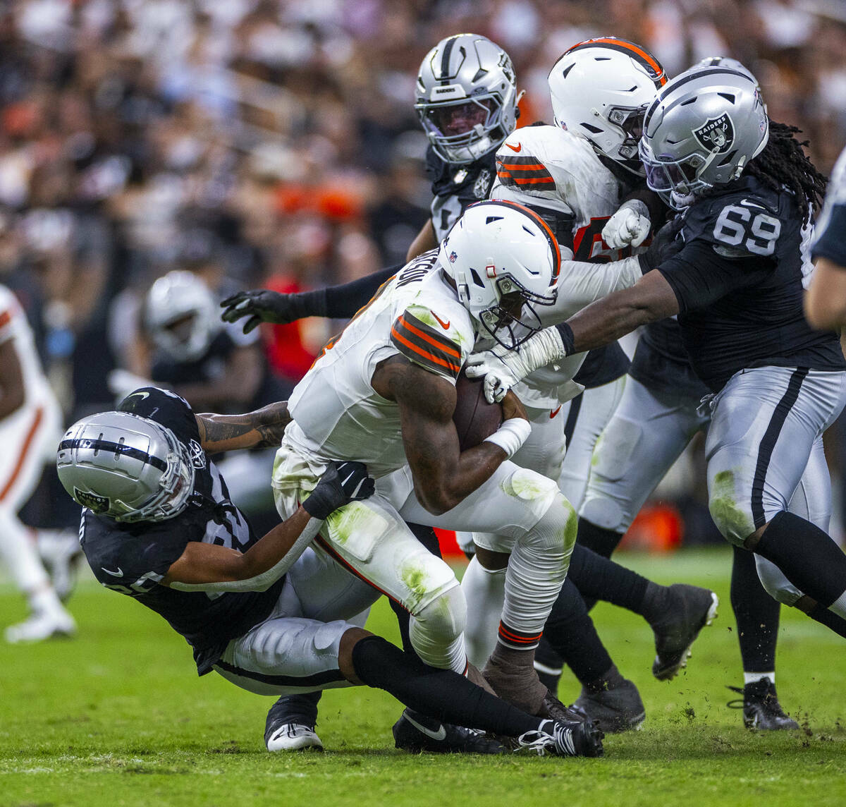 El safety Isaiah Pola-Mao (20) y el tackle defensivo Adam Butler (69) de los Raiders hacen equi ...