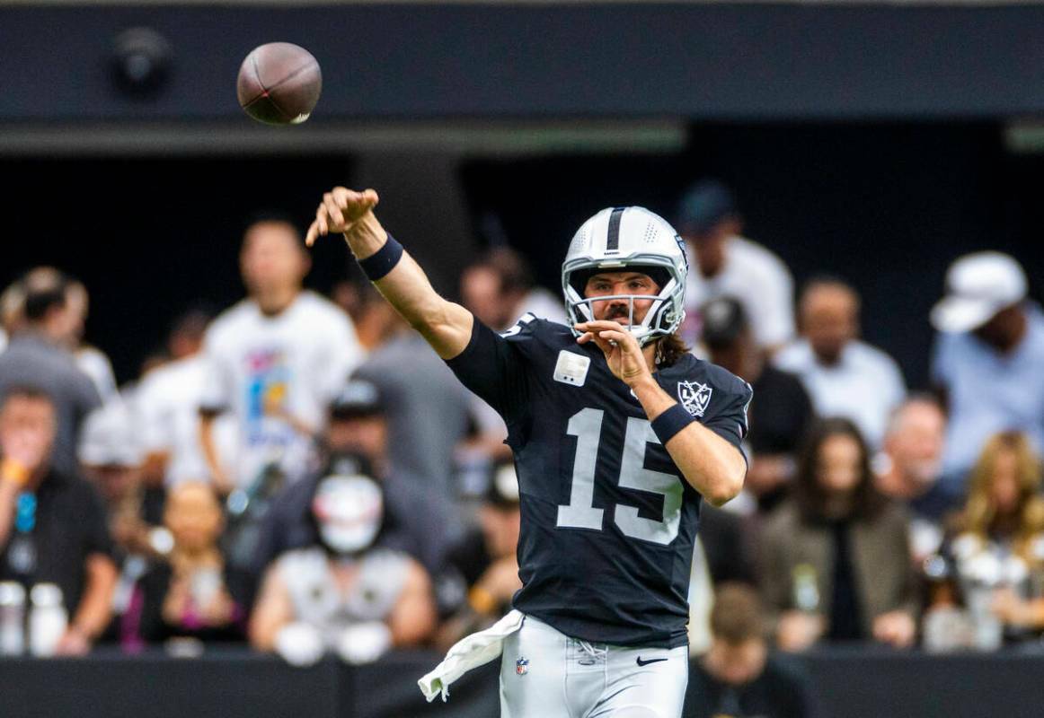 El quarterback de los Raiders Gardner Minshew (15) realiza un pase contra los Cleveland Browns ...