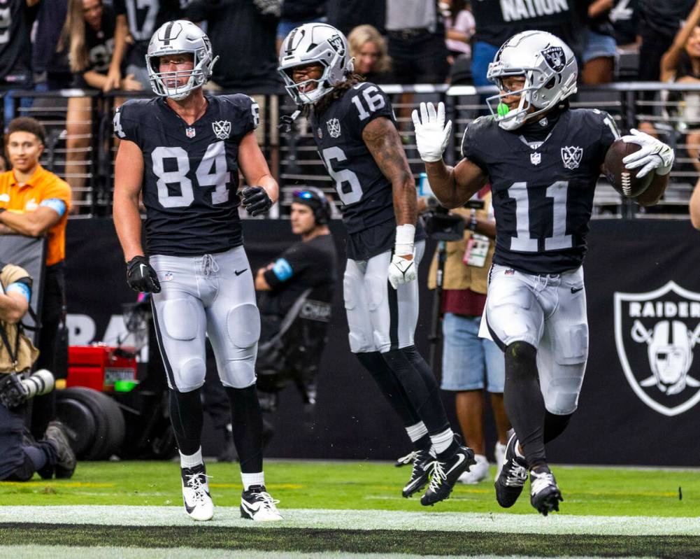 El wide receiver de los Raiders Tre Tucker (11) celebra un anotación sobre el safety de los Cl ...