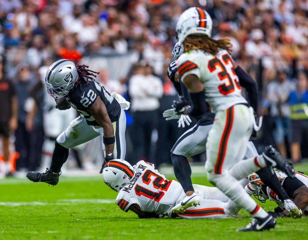 El running back de los Raiders Alexander Mattison (22) rompe un intento de tacleada del safety ...