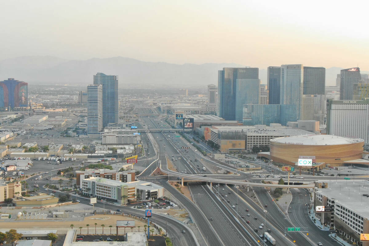 Tránsito en la Interstate 15 en Las Vegas, el miércoles 16 de septiembre de 2020. (Las Vegas ...