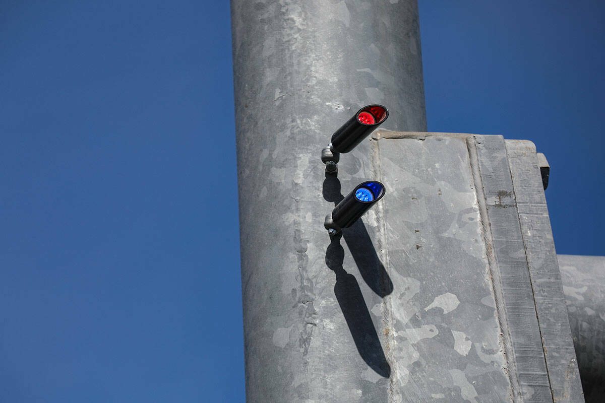 Indicadores de luz roja en un poste de alumbrado público en la intersección de Eastern Avenue ...