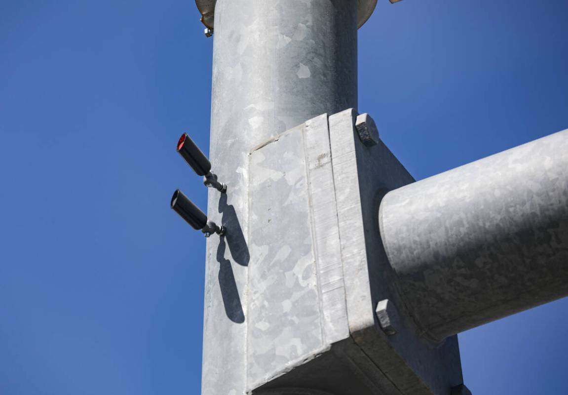 Indicadores de luz roja en un poste de alumbrado público en la intersección de Eastern Avenue ...