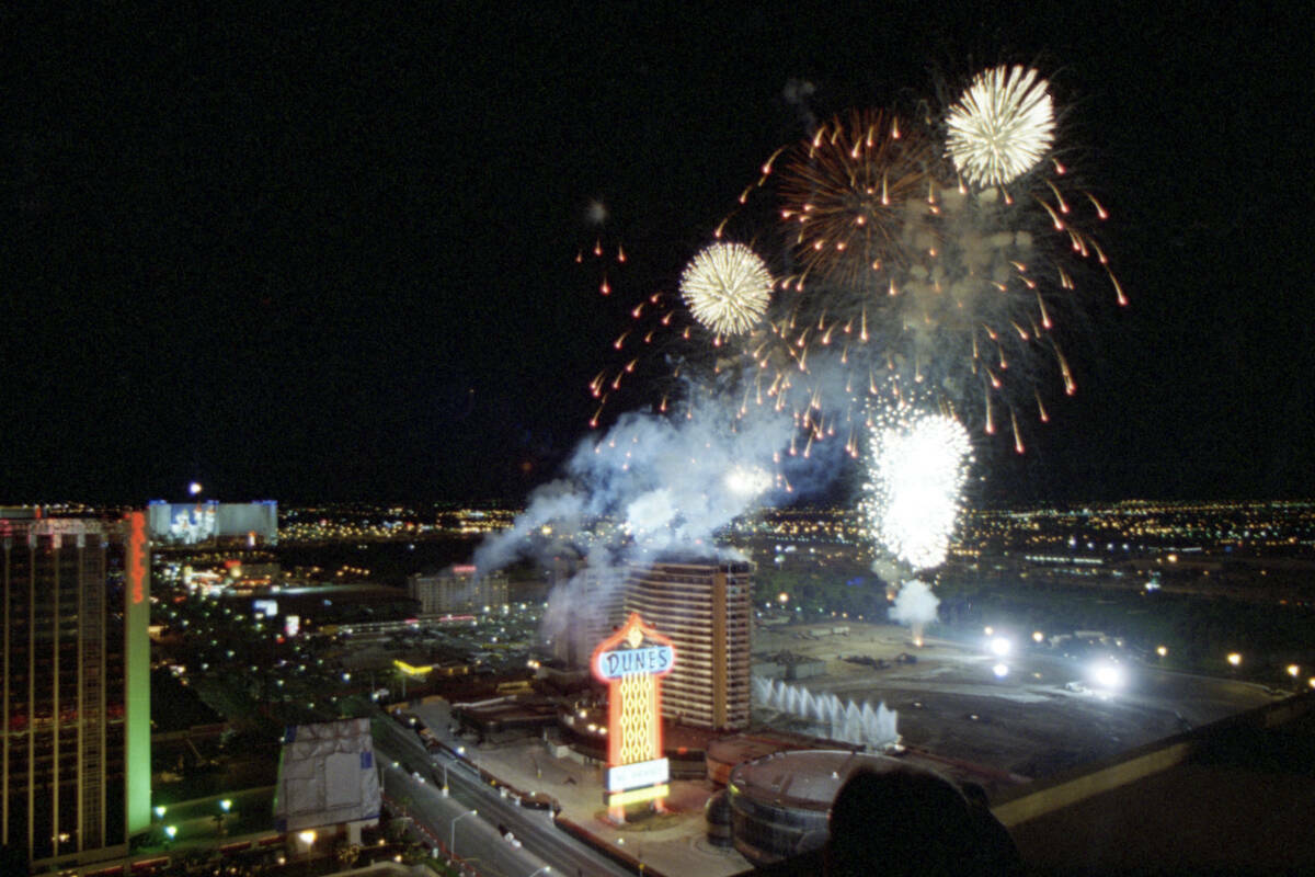 Implosión de The Dunes en Las Vegas, Nevada, el 27 de octubre de 1993. (Darrin Bush, Colecció ...