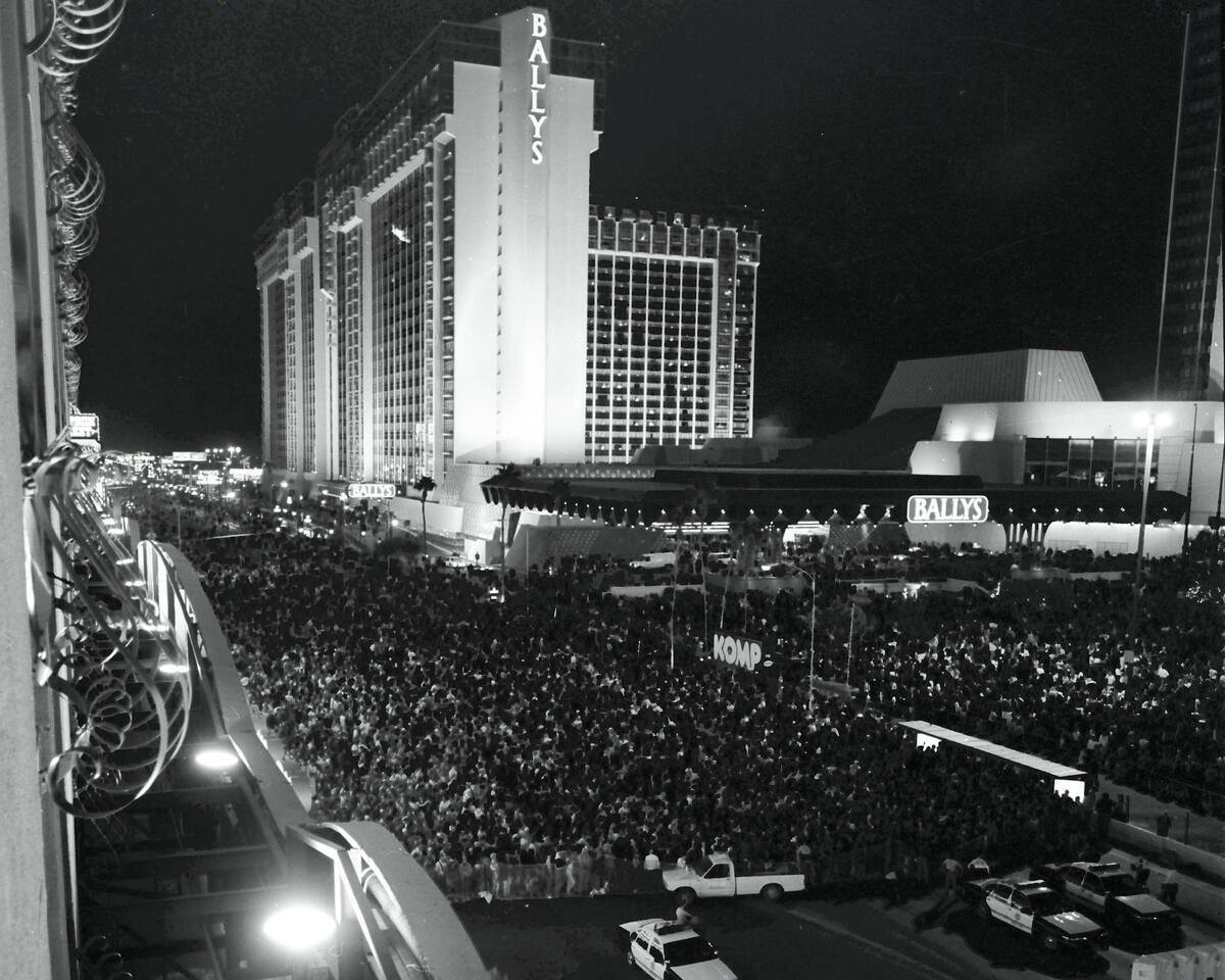 Implosión de The Dunes en Las Vegas, Nevada, el 27 de octubre de 1993. (Darrin Bush, Colecció ...