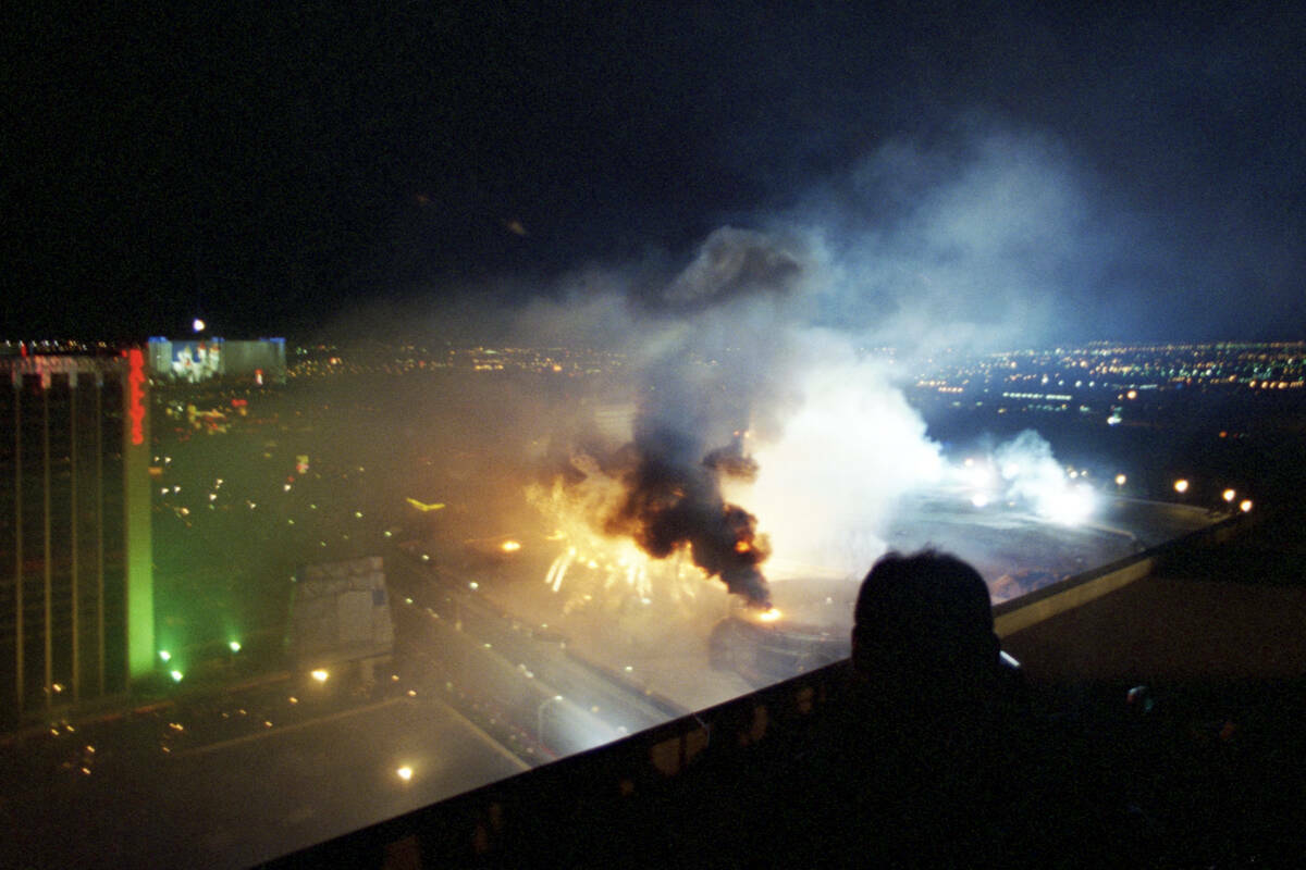 Implosión de The Dunes en Las Vegas, Nevada, el 27 de octubre de 1993. (Darrin Bush, Colecció ...