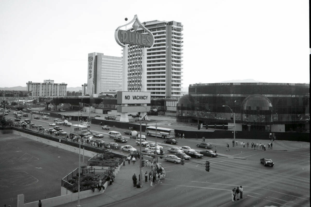 Implosión de The Dunes en Las Vegas, Nevada, el 27 de octubre de 1993. (Darrin Bush, Colecció ...