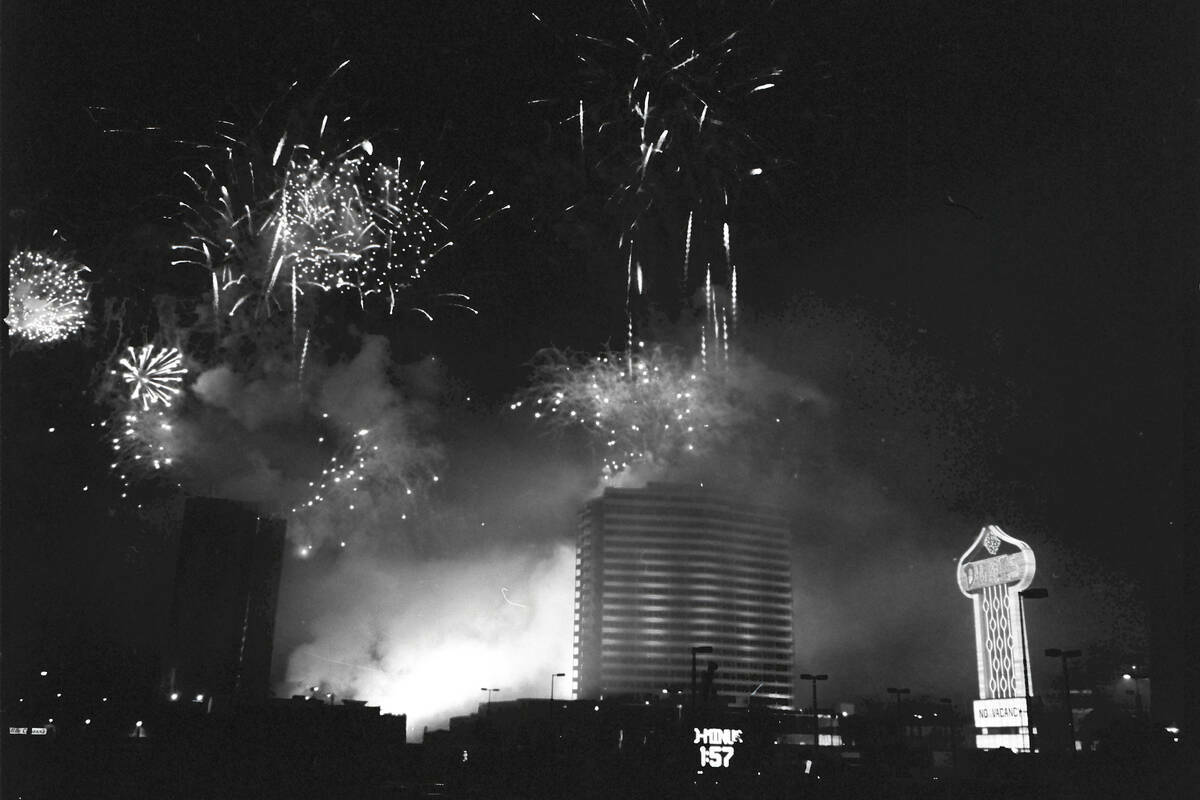 Implosión de The Dunes en Las Vegas, Nevada, el 27 de octubre de 1993. (Darrin Bush, Colecció ...