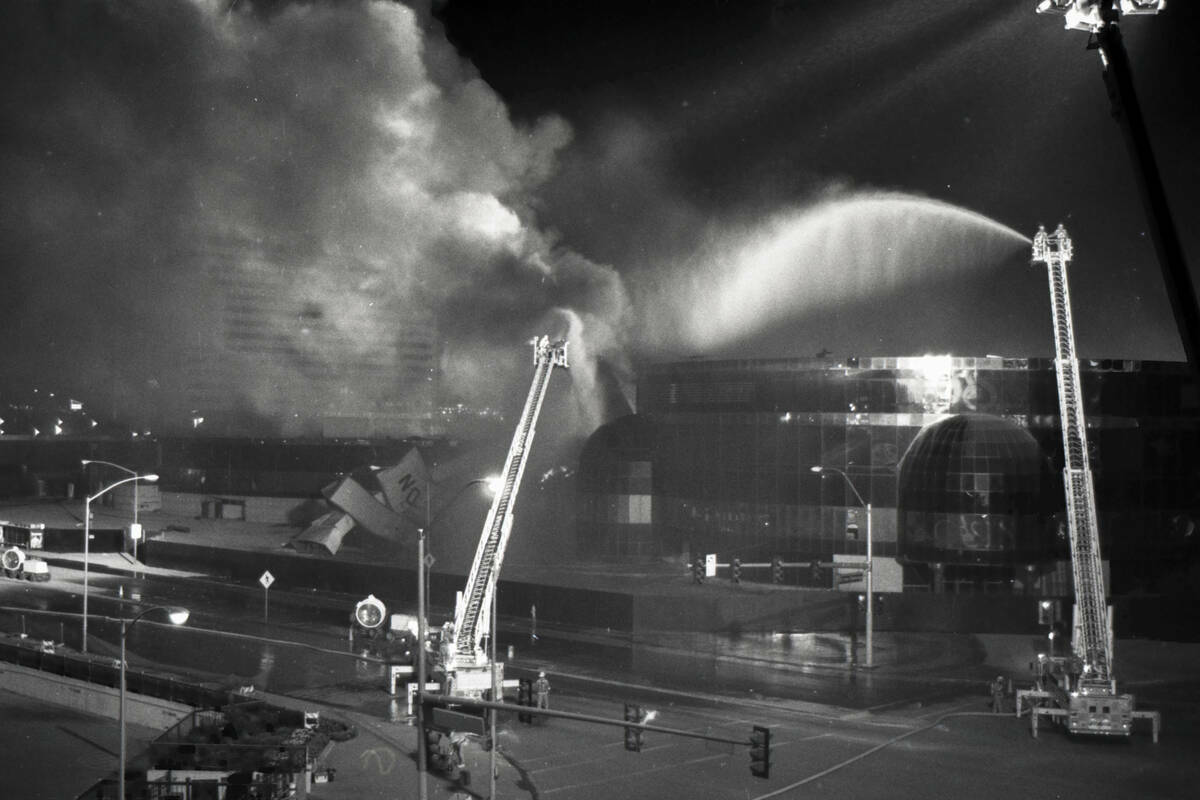 Implosión de The Dunes en Las Vegas, Nevada, el 27 de octubre de 1993. (Darrin Bush, Colecció ...