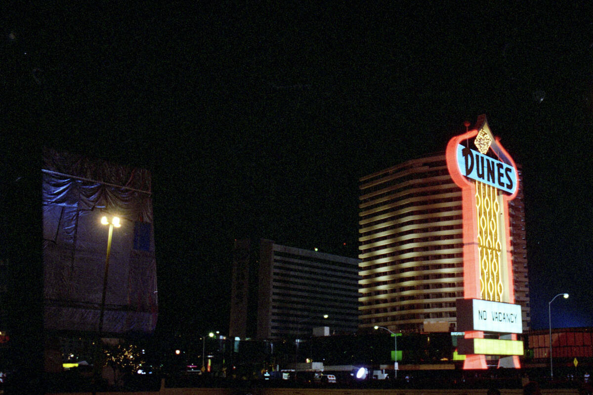 Implosión de The Dunes en Las Vegas, Nevada, el 27 de octubre de 1993. (Darrin Bush, Colecció ...