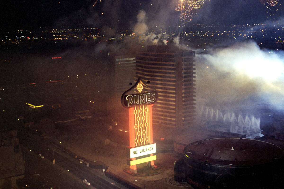 Implosión de The Dunes en Las Vegas, Nevada, el 27 de octubre de 1993. (Darrin Bush, Colecció ...