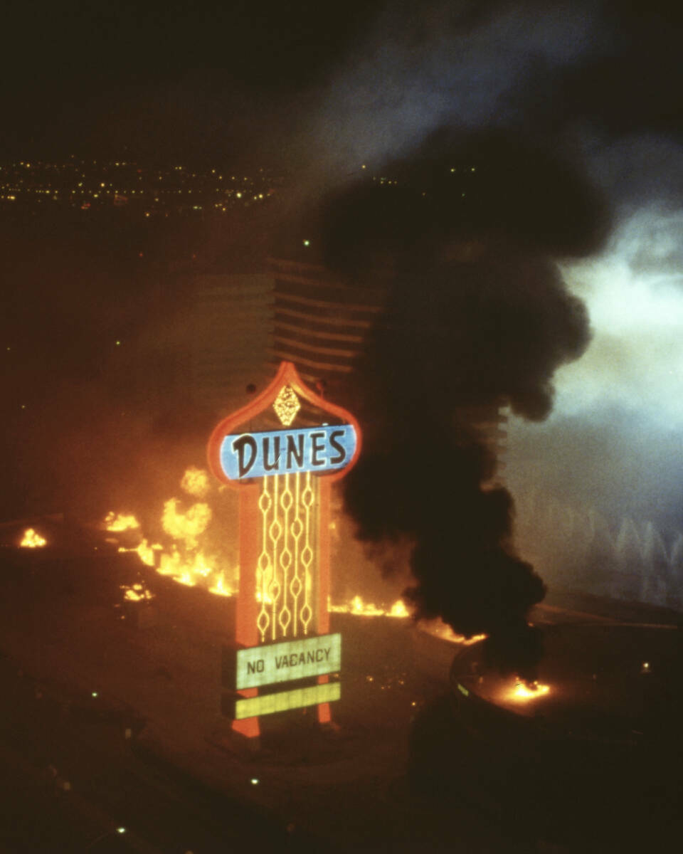 Implosión de The Dunes en Las Vegas, Nevada, el 27 de octubre de 1993. (Darrin Bush, Colecció ...