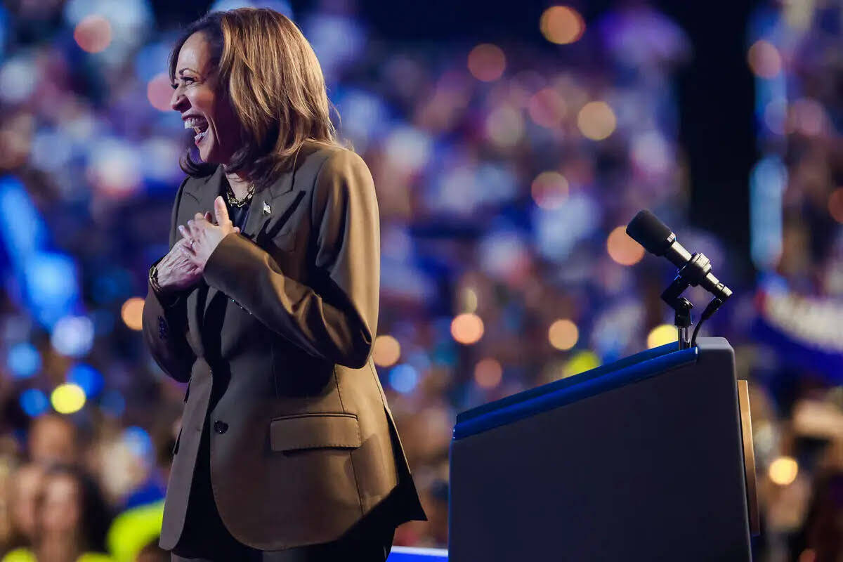 La vicepresidenta y candidata presidencial demócrata, Kamala Harris, habla ante una multitud d ...