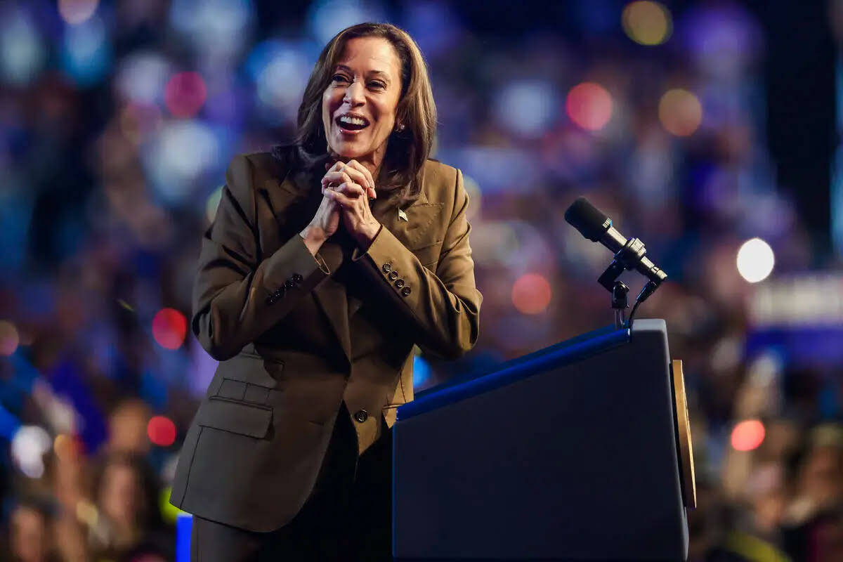 La vicepresidenta y candidata presidencial demócrata, Kamala Harris, habla ante una multitud d ...