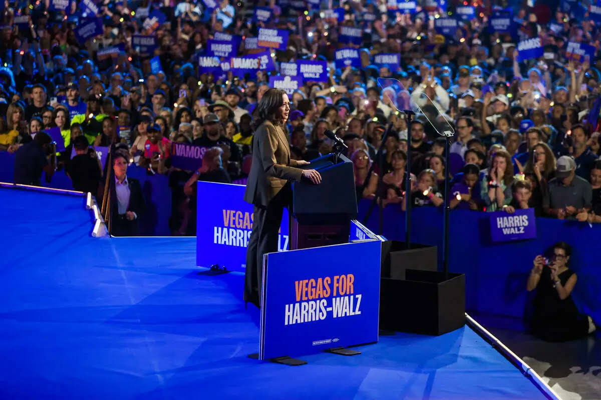 La vicepresidenta y candidata presidencial demócrata, Kamala Harris, habla ante una multitud d ...