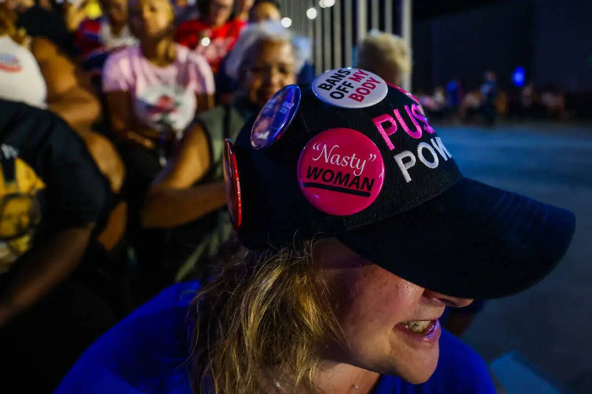 Melanie Klinghoffer lleva botones en un sombrero durante un evento de campaña para la candidat ...