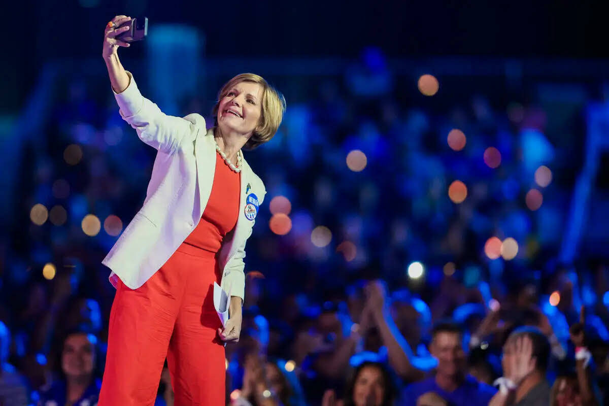 La representante Susie Lee, demócrata de Nevada, se toma una selfie con la multitud durante un ...