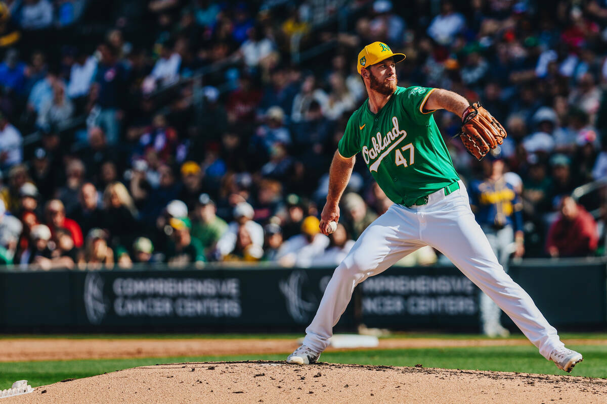 El pitcher de los Oakland A's Michael Kelly (47) lanza la bola desde el montículo durante un p ...