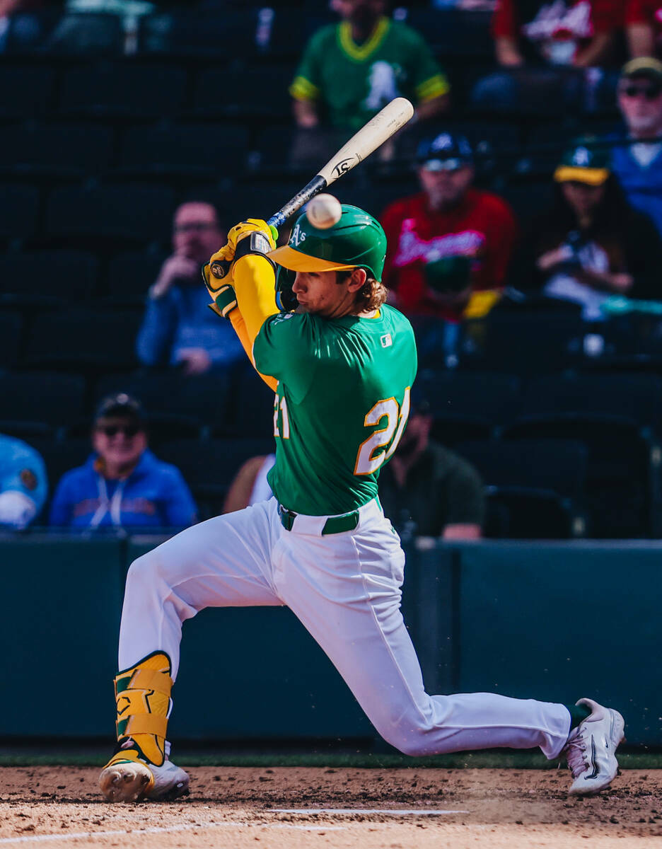 El catcher de los Oakland A's Tyler Soderstrom (21) golpea la bola durante un partido del Big L ...