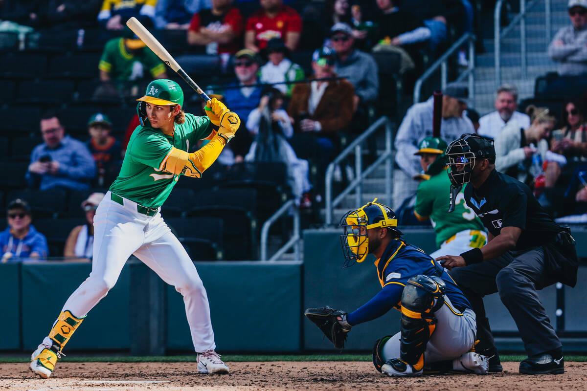 El catcher de los Oakland A's Tyler Soderstrom (21) batea durante un partido del Big League Wee ...